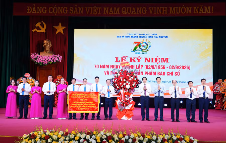 Lãnh đạo tỉnh Thái Nguyên tặng hoa chúc mừng Báo và Phát thanh, Truyền hình Thái Nguyên. 