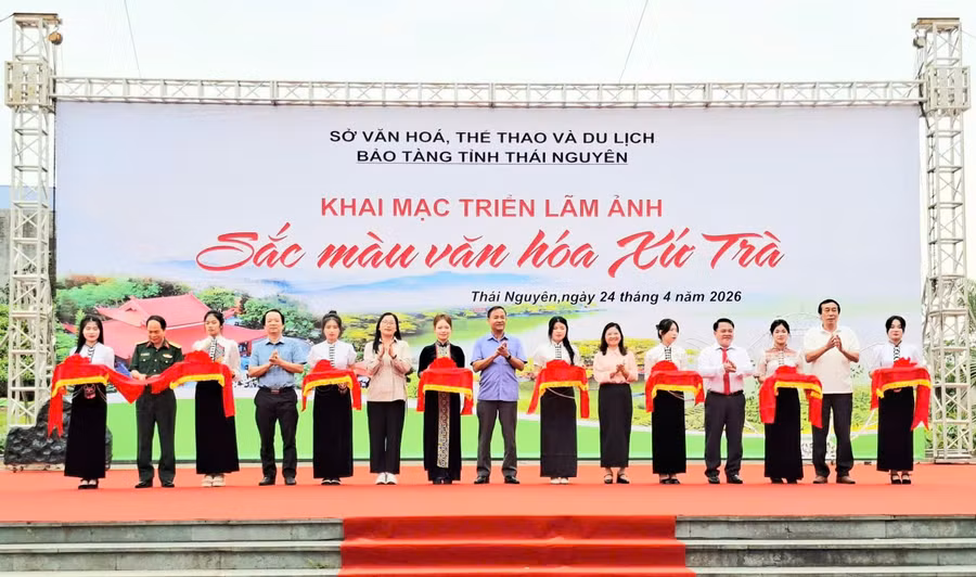 Đại biểu cắt băng khai mạc Triển lãm.