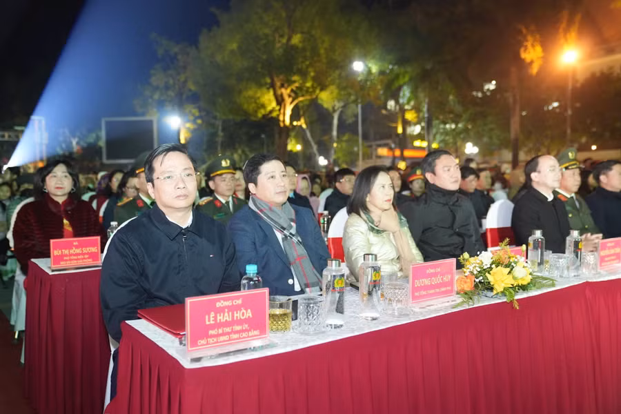 nguoi-ve-voi-non-song-3.jpg