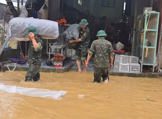 Lực lượng chức năng hỗ trợ người dân xã Thất Khê, Lạng Sơn di dời.