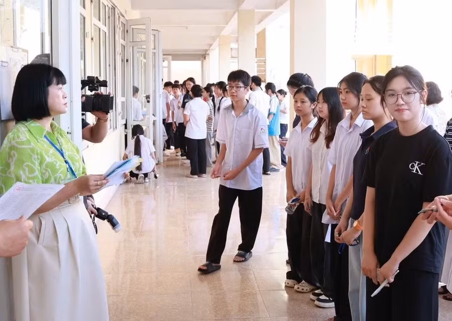 Thí sinh sẵn sàng bước vào môn thi đầu tiên.
