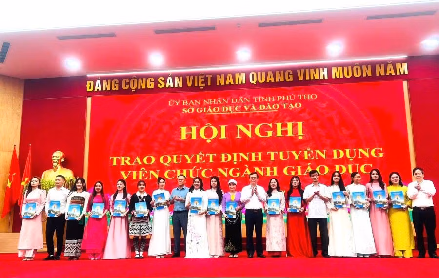 Lãnh đạo Sở GD&ĐT tỉnh Phú Thọ trao quyết định trúng tuyển viên chức ngành giáo dục cho các thí sinh.