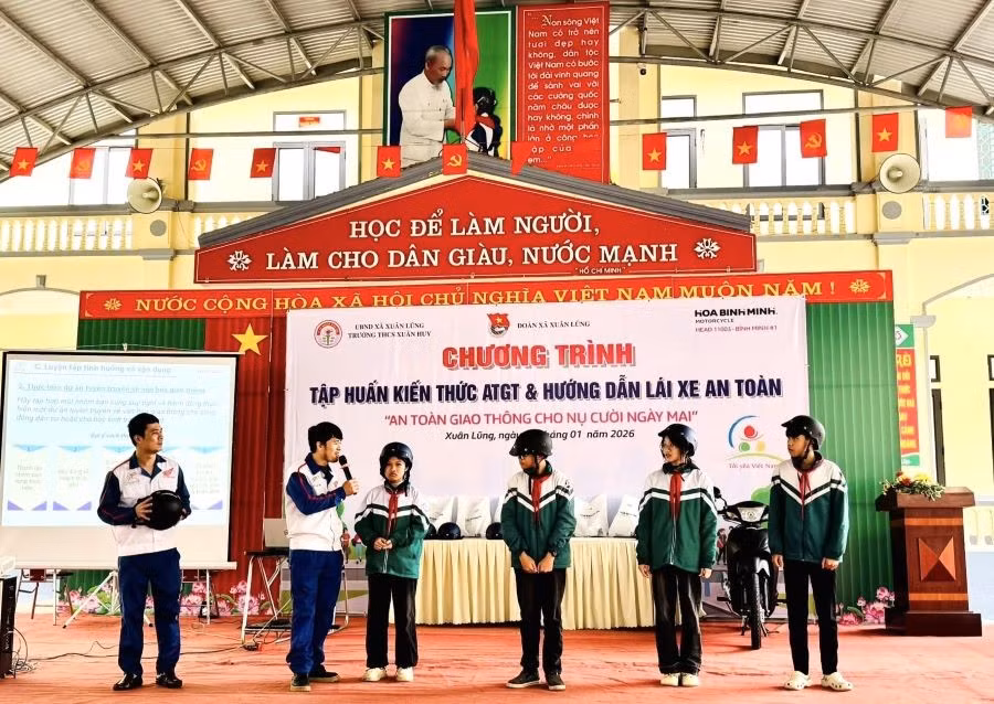 Trường THCS Xuân Huy tập huấn kiến thức an toàn giao thông và hướng dẫn lái xe an toàn.