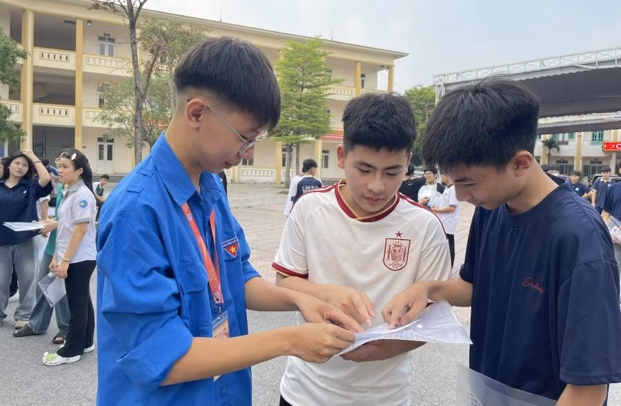 Tình nguyện viên hướng dẫn thí sinh tại Hội đồng coi thi Trường THPT Công nghiệp Việt Trì.