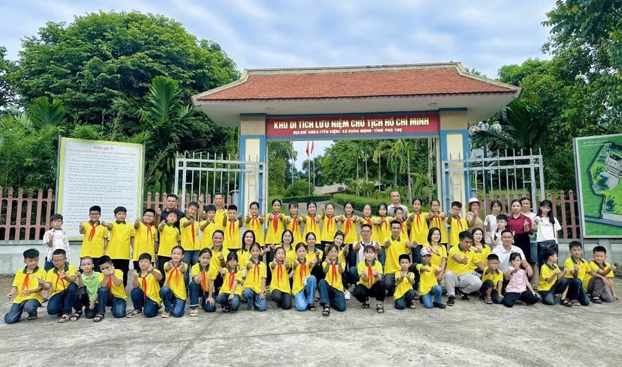 Tập thể lớp 5A1 Trường Tiểu học Bản Nguyên chụp ảnh lưu niệm tại khu di tích.