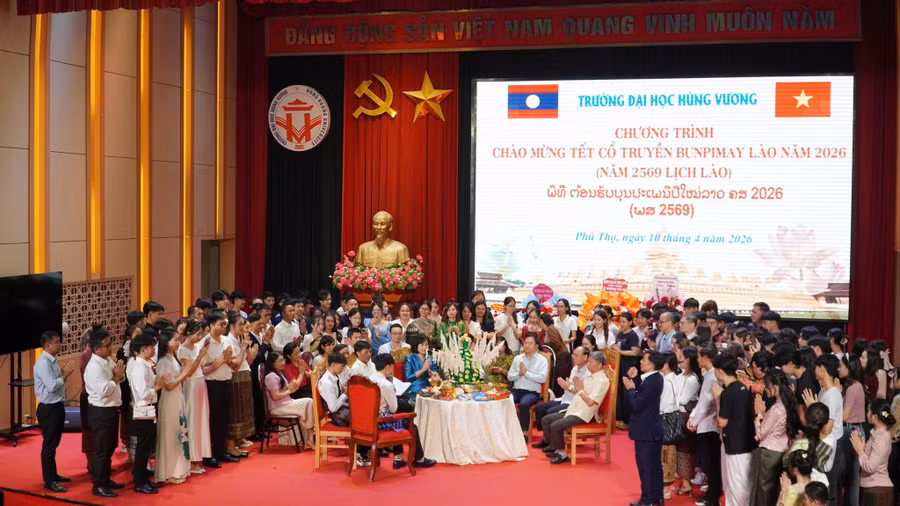 Các đại biểu cùng lưu học sinh Lào tham dự nghi lễ trong Tết Bunpimay Lào.
