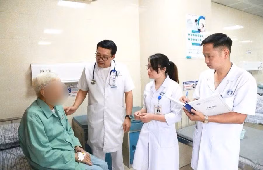 Bác sĩ thăm khám người bệnh điều trị tại Trung tâm Ung bướu (Bệnh viện Đa khoa tỉnh Phú Thọ).