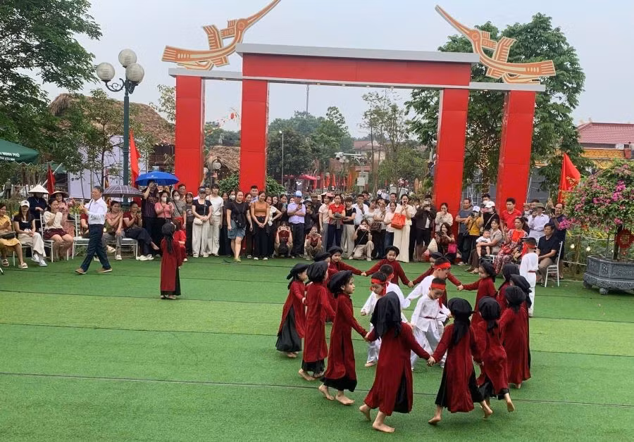 Các em học sinh trình diễn làn điệu Xoan đặc sắc tại Lễ hội Đền Hùng 2026. 