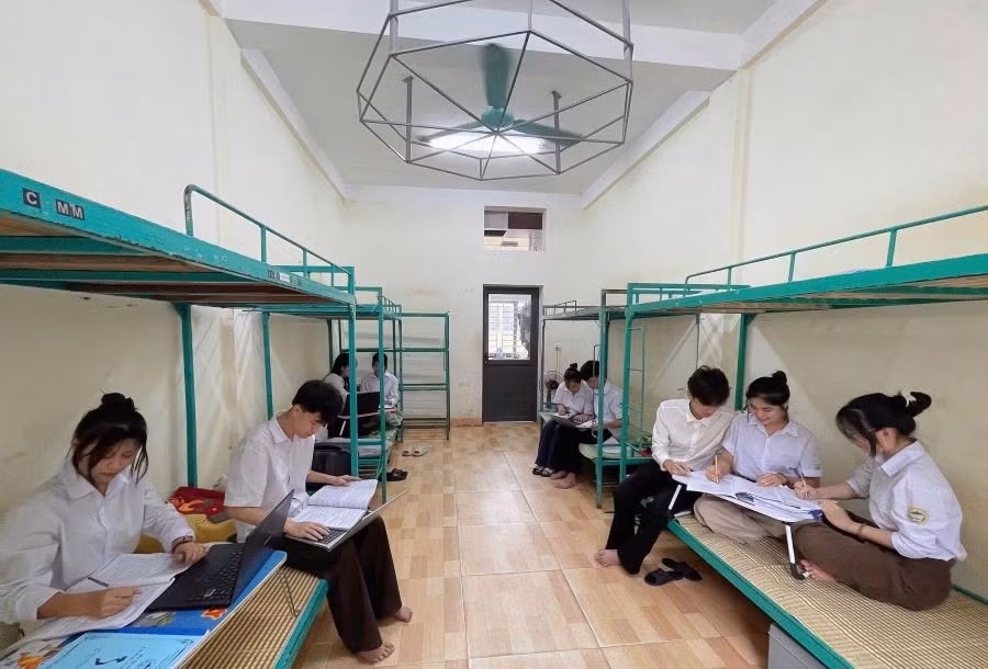 Các thí sinh nỗ lực ôn tập tại Ký túc xá Trường Phổ thông Dân tộc nội trú tỉnh Phú Thọ chiều 9/6/2026.