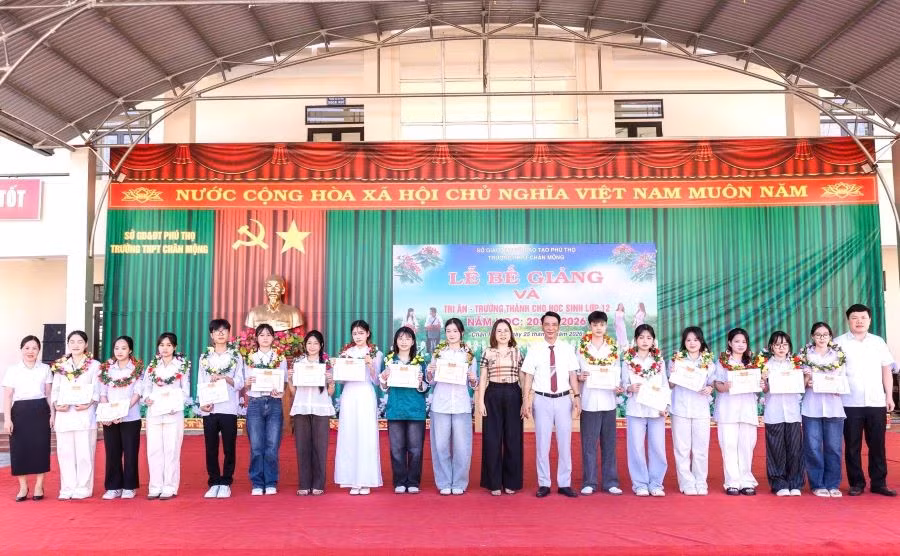 Lãnh đạo Trường THPT Chân Mộng trao thưởng cho học sinh.