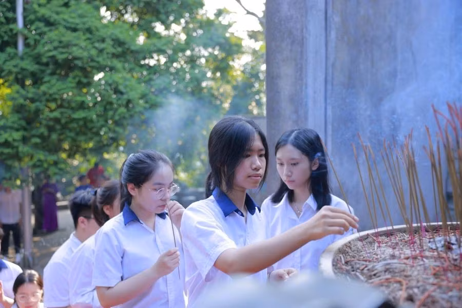 Các em học sinh dâng hương. 2.jpg