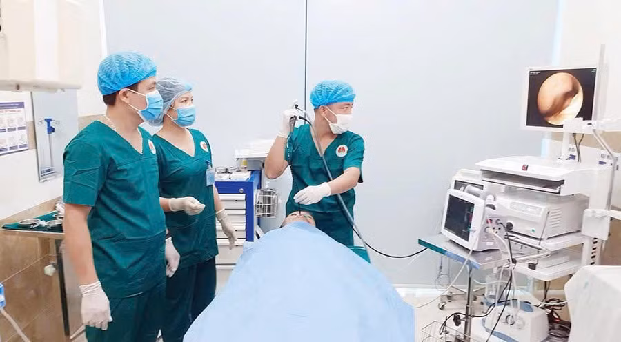 cac-bac-si-tien-hanh-thu-thuat-noi-soi-va-ky-thuat-sinh-thiet-mang-phoi-duoi-ctscanner-cho-benh-nhan.jpg