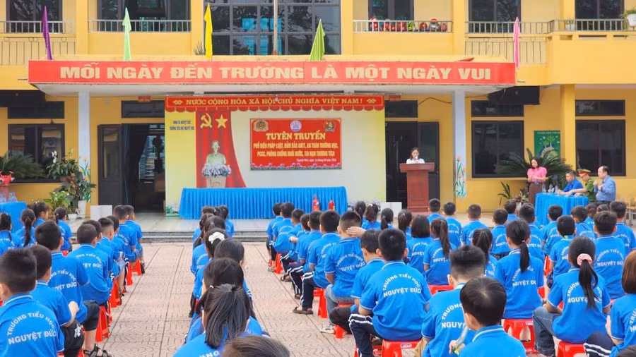 4-anh-ky-nang-phong-chong-tai-nan-thuong-tich-va-duoi-nuoc-cho-hoc-sinh-1.jpg