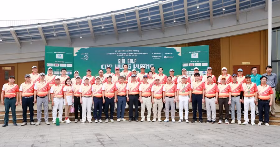 Đại biểu chụp ảnh cùng các golfer tham gia giải đấu (Ảnh: Ngọc Kiên).