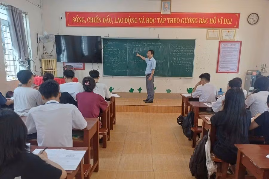 Giờ học ôn tập tại Trường THPT Thanh Sơn.