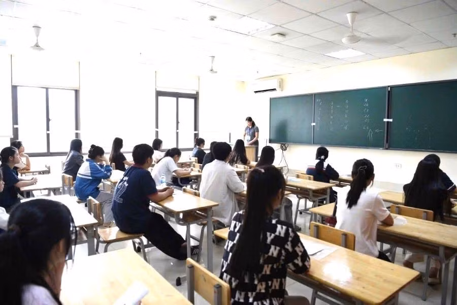Thí sinh nghe phổ biến quy chế thi.