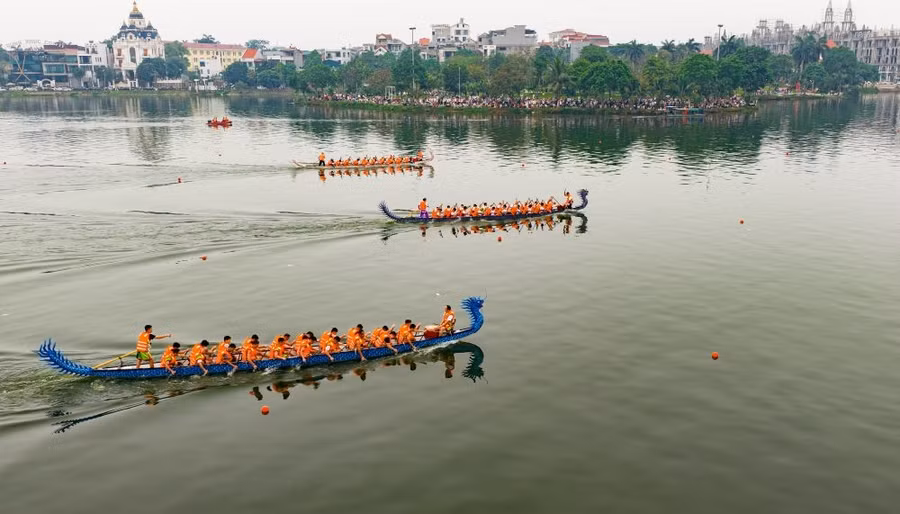 Giải bơi chải được tổ chức tại hồ Công viên Văn Lang, phường Việt Trì.