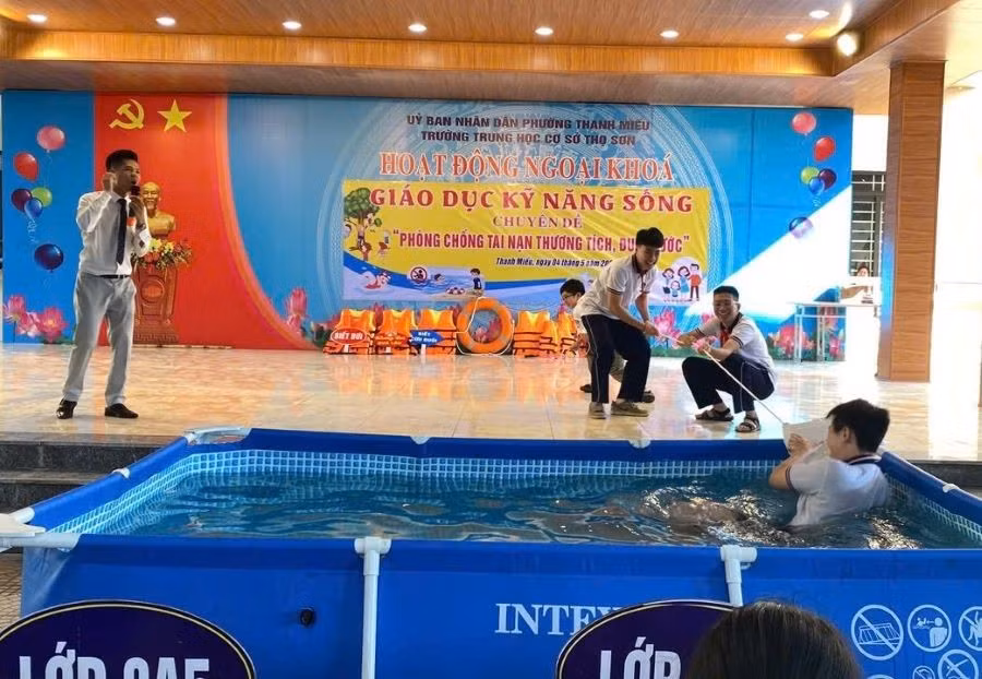 Học sinh Trường THCS Thọ Sơn trải nghiệm kỹ năng hỗ trợ người gặp nạn.