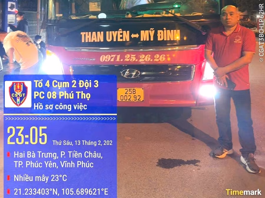 Tổ công tác kiểm tra xe khách biển số 25B-002.92 vi phạm lỗi chở quá số người quy định (ảnh: Công an tỉnh Phú Thọ).