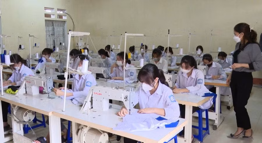Học sinh Trường Trung cấp nghề Dân tộc nội trú Phú Thọ thực hành nghề may trong quá trình đào tạo.