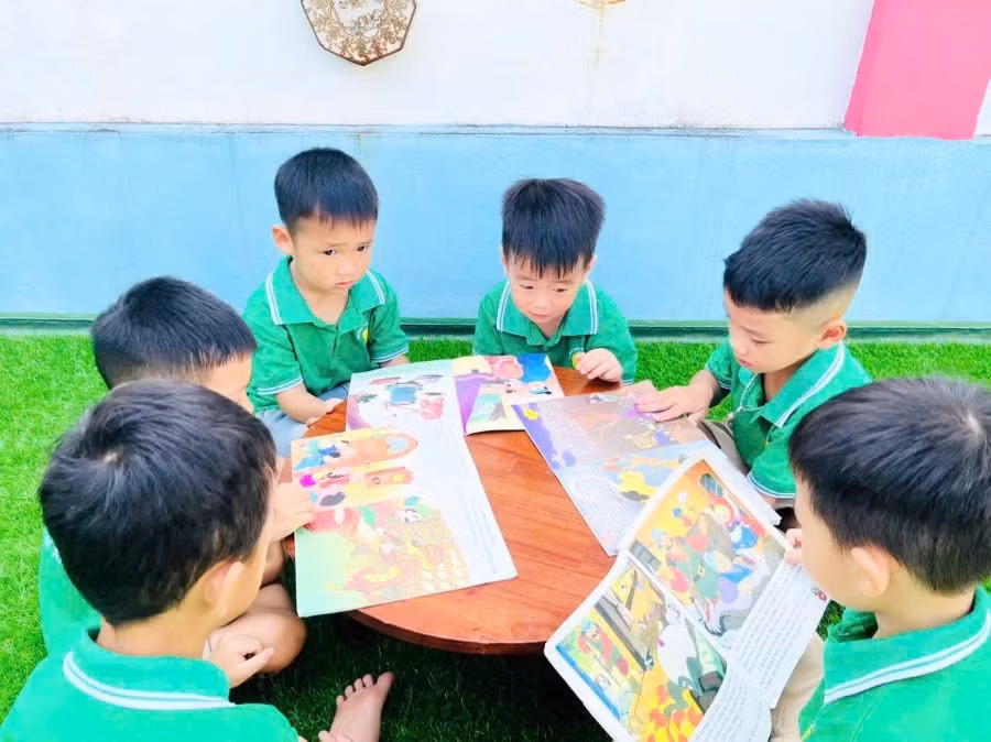 Các bé mẫu giáo 5 tuổi trường Mầm non Cao Xá 1 (xã Bản Nguyên) xem tranh truyện.