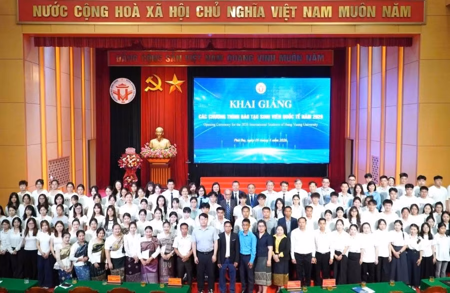 Các đại biểu và học sinh Trường Đại học Hùng Vương chụp ảnh lưu niệm.