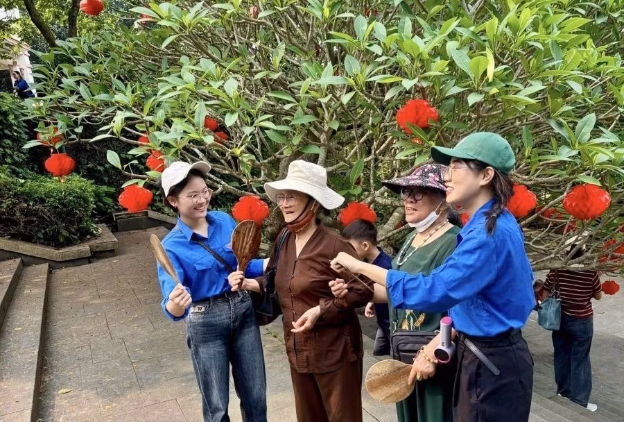 Sinh viên Trường Đại học Hùng Vương hỗ trợ du khách tại Lễ hội Đền Hùng 2026.