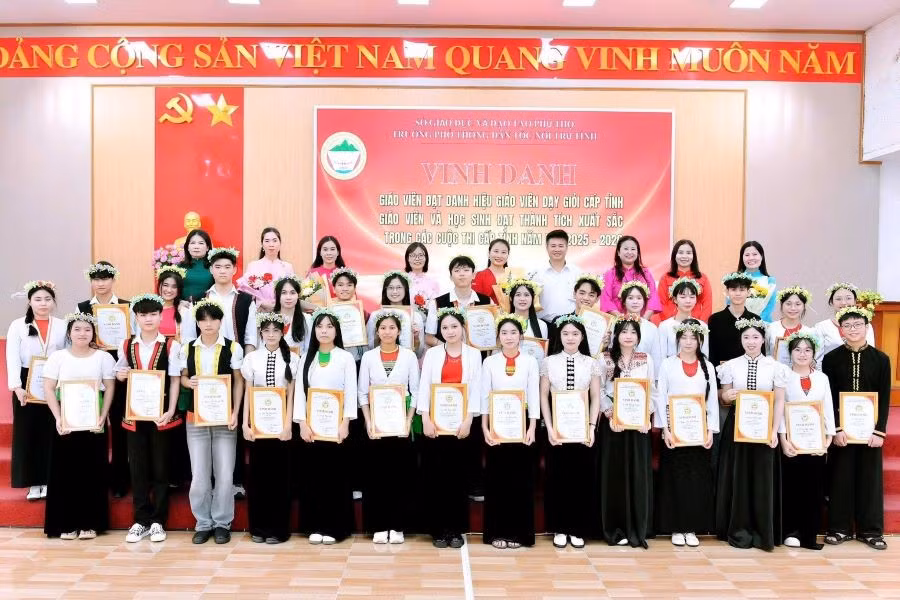 Trường Phổ thông Dân tộc Nội trú tỉnh Phú Thọ vinh danh khen thưởng giáo viên, học sinh.