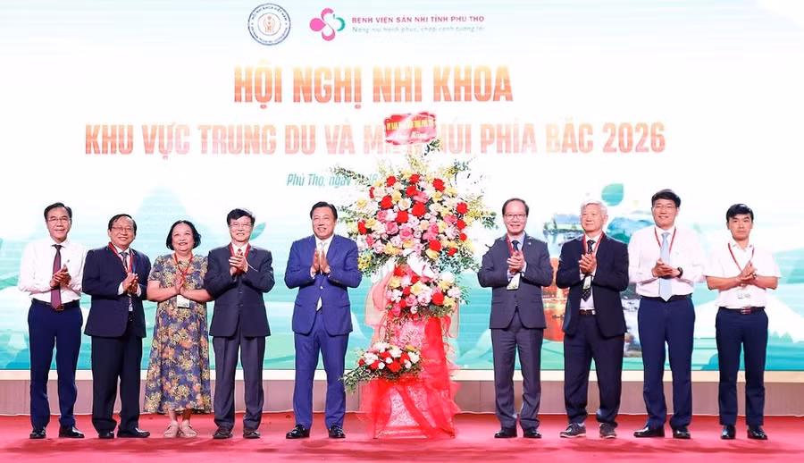 Ông Nguyễn Huy Ngọc - Phó Chủ tịch UBND tỉnh Phú Thọ (thứ 5 từ trái sang) tặng hoa chúc mừng hội nghị (ảnh Huyền Trang).