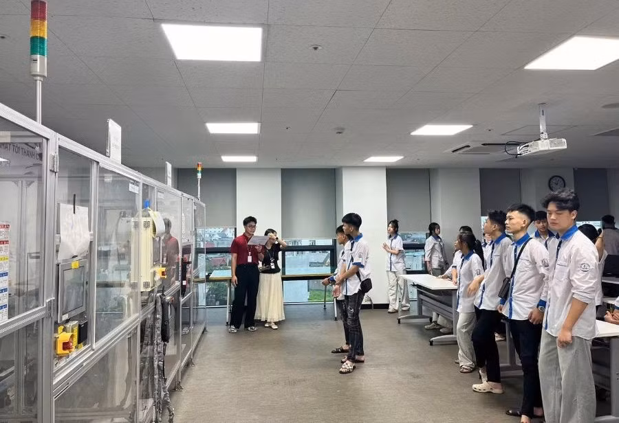 Học sinh khóa K3 ngành Tiếng Hàn của Trung tâm GDNN-GDTX Yên Lạc học tập, trải nghiệm tại Công ty TNHH LG Display Việt Nam Hải Phòng.