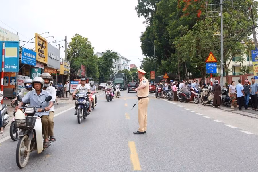 luc-luong-canh-sat-giao-thong-thuc-hien-phan-luong-tai-diem-thi-thpt-tam-nong.jpg