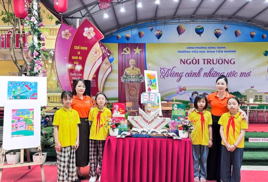 Cô và trò Trường Tiểu học Đinh Tiên Hoàng hưởng ứng Ngày Sách và Văn hóa đọc Việt Nam năm 2026.