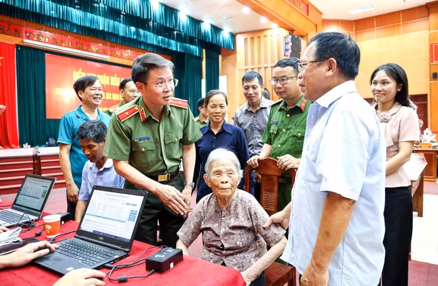 Thiếu tướng Nguyễn Minh Tuấn - Giám đốc Công an tỉnh Phú Thọ thăm hỏi thân nhân liệt sĩ. (ảnh Công an tỉnh Phú Thọ cung cấp).