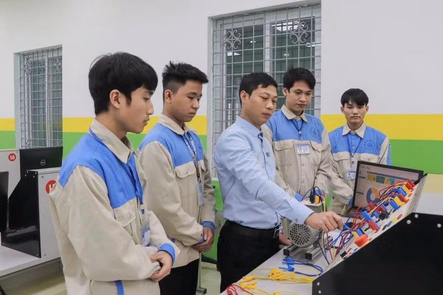 Sinh viên Trường Cao đẳng Cơ điện và Nông lâm Phú Thọ (xã Thanh Ba) thực hành nghề, nâng cao kỹ năng gắn với nhu cầu việc làm.