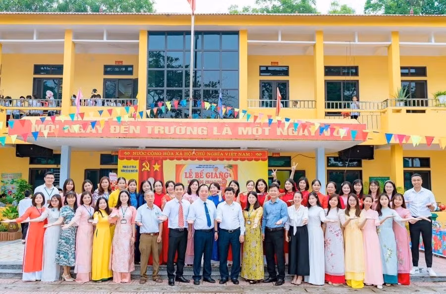 1anh-tap-the-gv-nha-truong.jpg