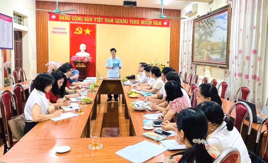 Ông Phùng Quốc Lập, Phó Giám đốc Sở GD&ĐT tỉnh Phú Thọ phát biểu.