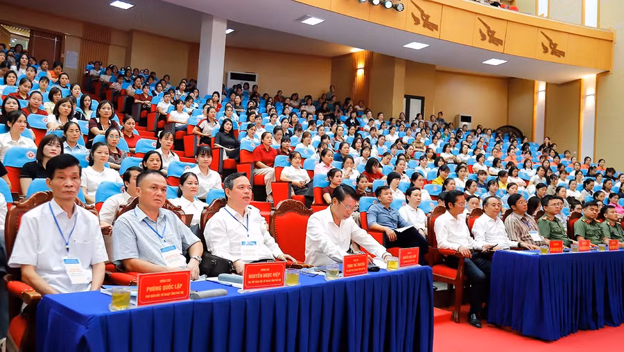 Các đại biểu và thí sinh dự khai mạc. 