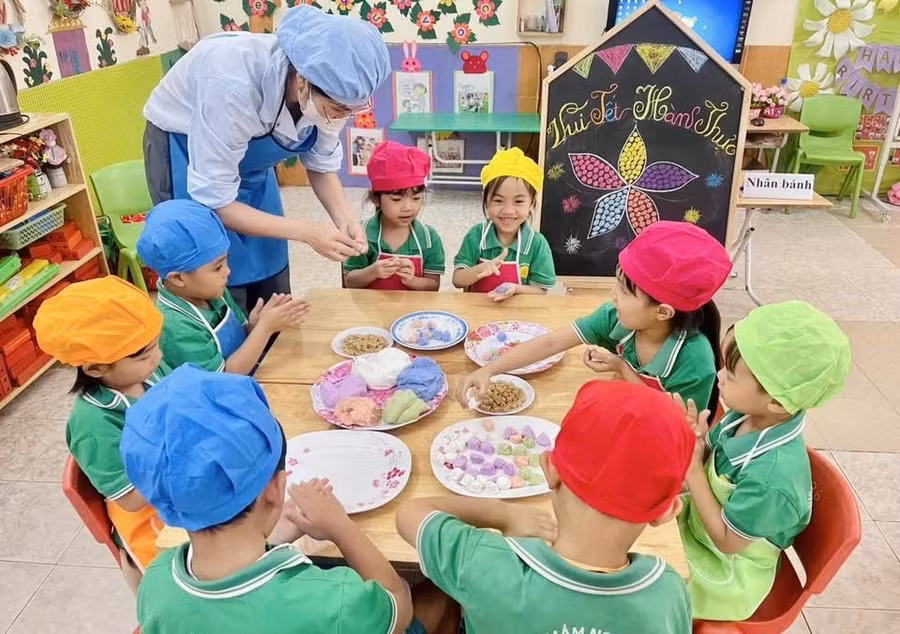 Các bé Trường Mầm non Cao Xá 1 (xã Bản Nguyên) hào hứng làm bánh trôi.