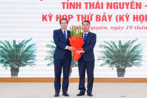 Bí thư Tỉnh ủy Thái Nguyên Trịnh Xuân Trường chúc mừng tân Chủ tịch UBND tỉnh.