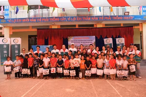 Đoàn tặng quà học sinh tiểu học Điểm trường Phiêng Đén.