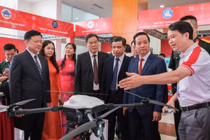 Các đại biểu tham quan Không gian trưng bày khoa học công nghệ.