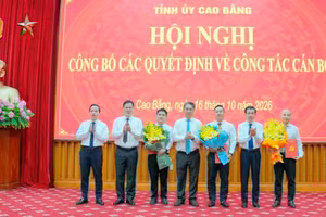 Lãnh đạo tỉnh Cao Bằng chúc mừng các cán bộ mới được bổ nhiệm. Ảnh: BCB