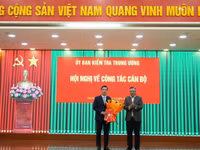 Chủ nhiệm Ủy ban Kiểm tra Trung ương Trần Sỹ Thanh trao quyết định và tặng hoa chúc mừng ông Trần Văn Phúc - Ảnh: UBKT Trung ương