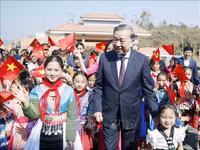 Tổng Bí thư, Chủ tịch nước Tô Lâm và Đoàn công tác của Trung ương tặng quà cho Trường Phổ thông Nội trú liên cấp Tiểu học và THCS Si Pa Phì ngày 31/1/2026. Ảnh: TTXVN