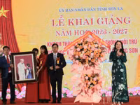 Phó Chủ tịch nước Võ Thị Ánh Xuân chúc mừng năm học mới Trường Phổ thông nội trú liên cấp Tiểu học và THCS Chiềng Sơn.
