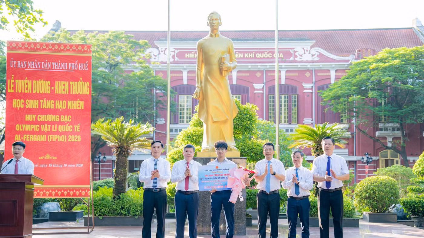 Lãnh đạo TP Huế và Sở GD&ĐT tặng hoa, trao thưởng em Tăng Hạo Nhiên - học sinh đạt Huy chương Bạc tại Olympic Vật lí quốc tế 2026.