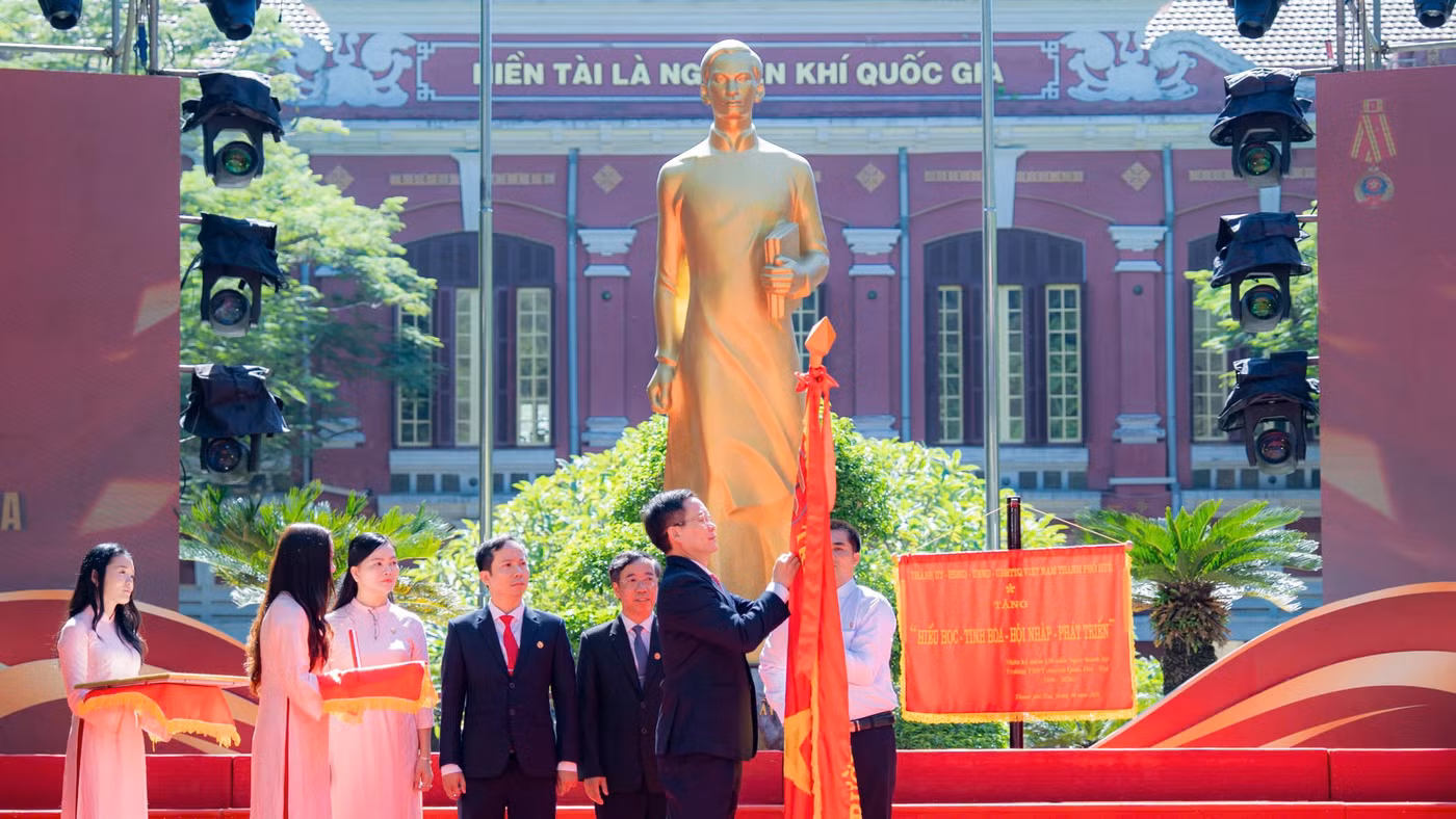 Trường THPT chuyên Quốc Học - Huế đón nhận Huân chương Độc lập hạng Ba trong dịp kỷ niệm 130 năm thành lập Trường.