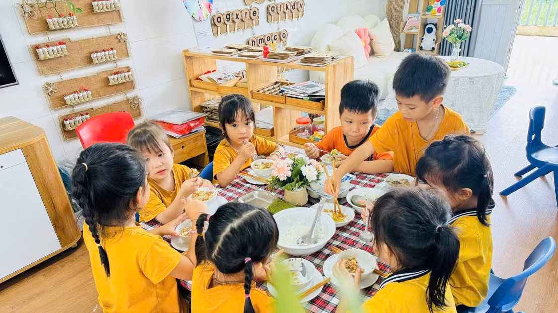 Khi mỗi khay cơm của trẻ được giám sát bằng sự minh bạch
