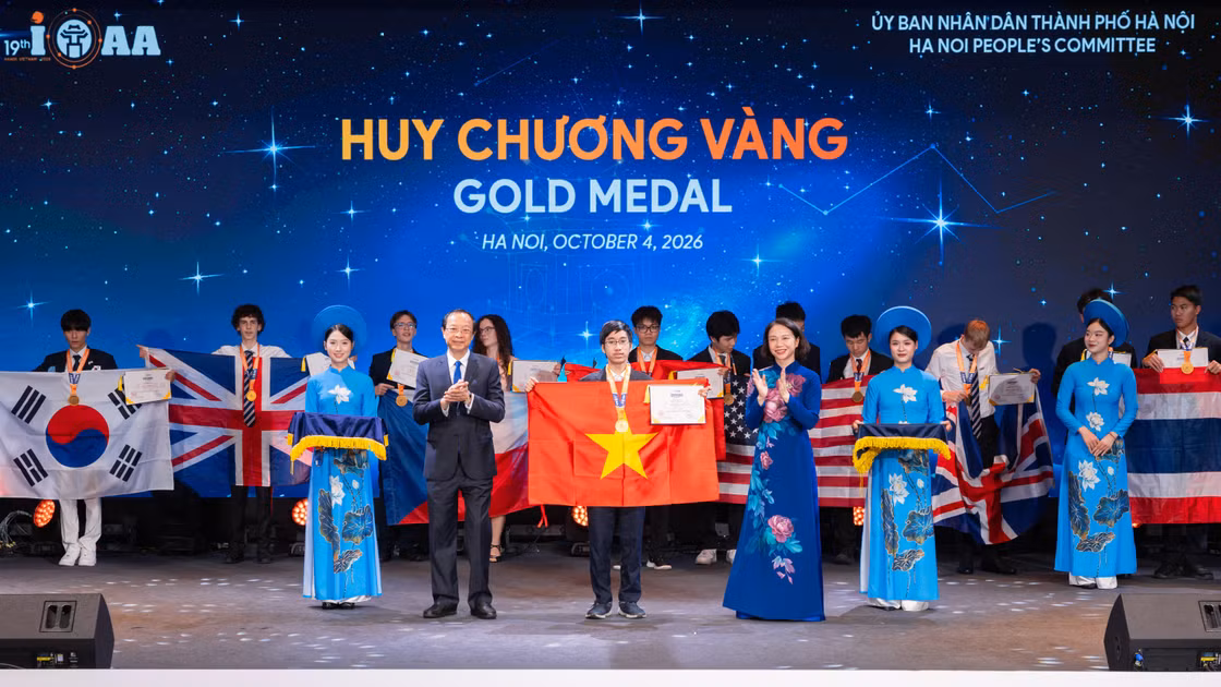 Thứ trưởng Thường trực Phạm Ngọc Thưởng và Phó Chủ tịch UBND TP Hà Nội Vũ Thu Hà trao Huy chương Vàng cho học sinh Việt Nam.
