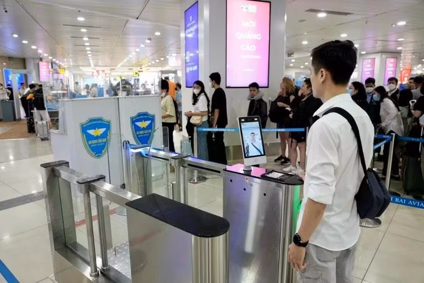 Sân bay Nội Bài triển khai kiosk sinh trắc học mới